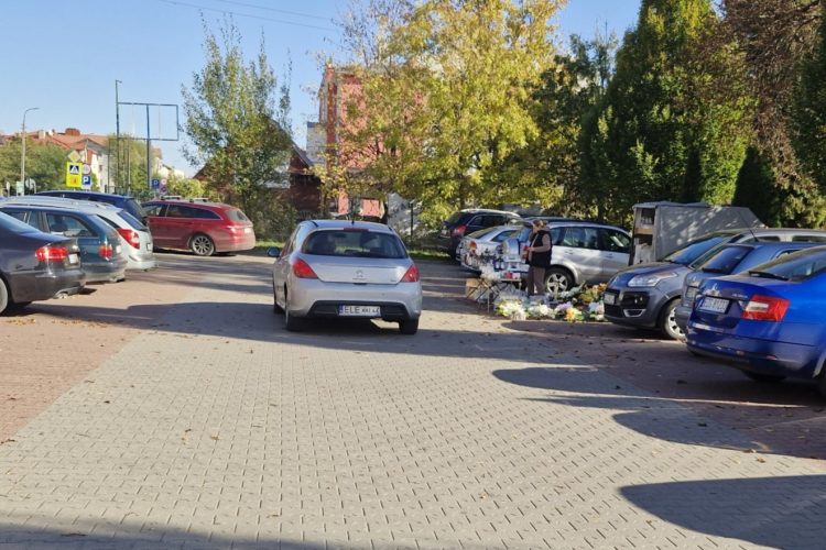 parking przed cmentarzem