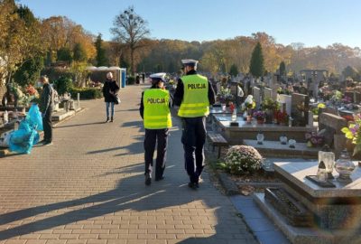 policja na cmentarzu