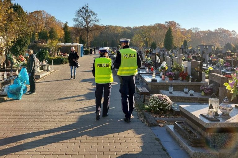 policja na cmentarzu