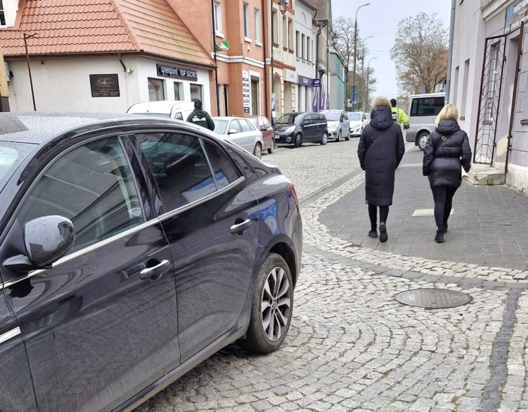 parkują na ulicy