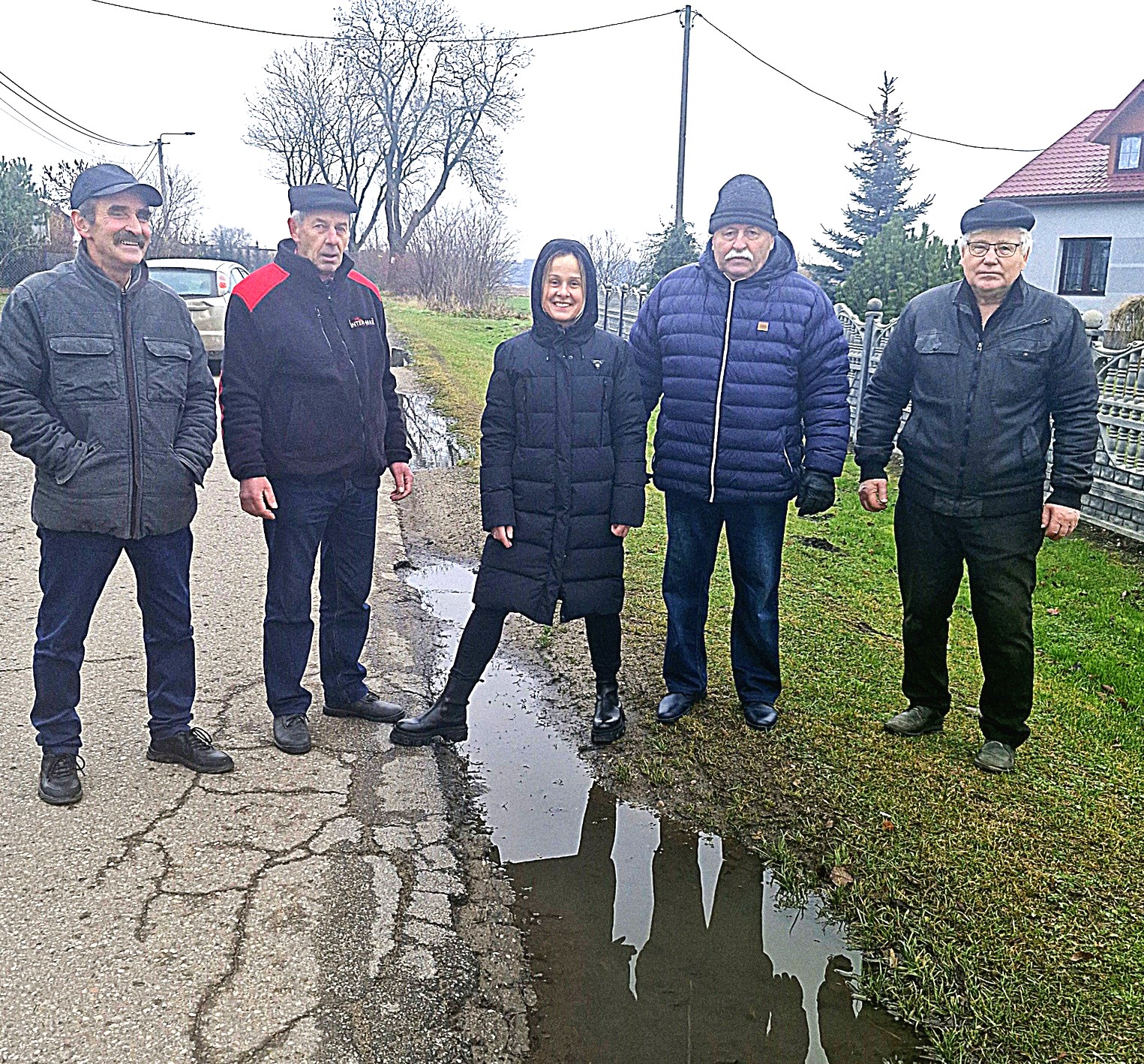 mieszkańcy na drodze