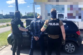 z bronią na stację