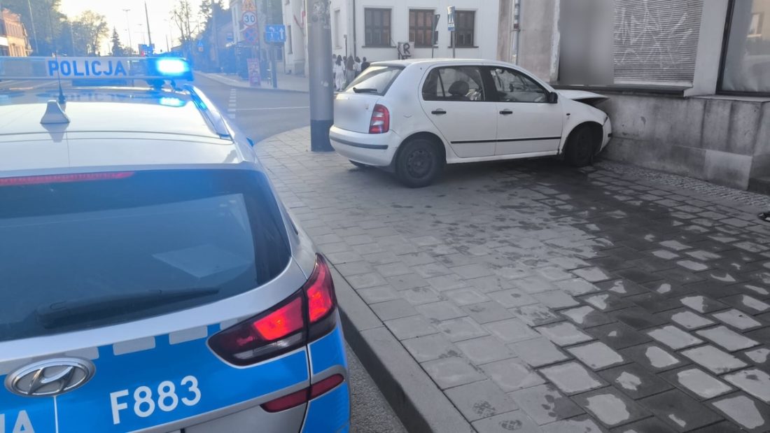wjechał w budynek