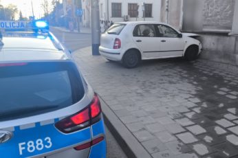 wjechał w budynek