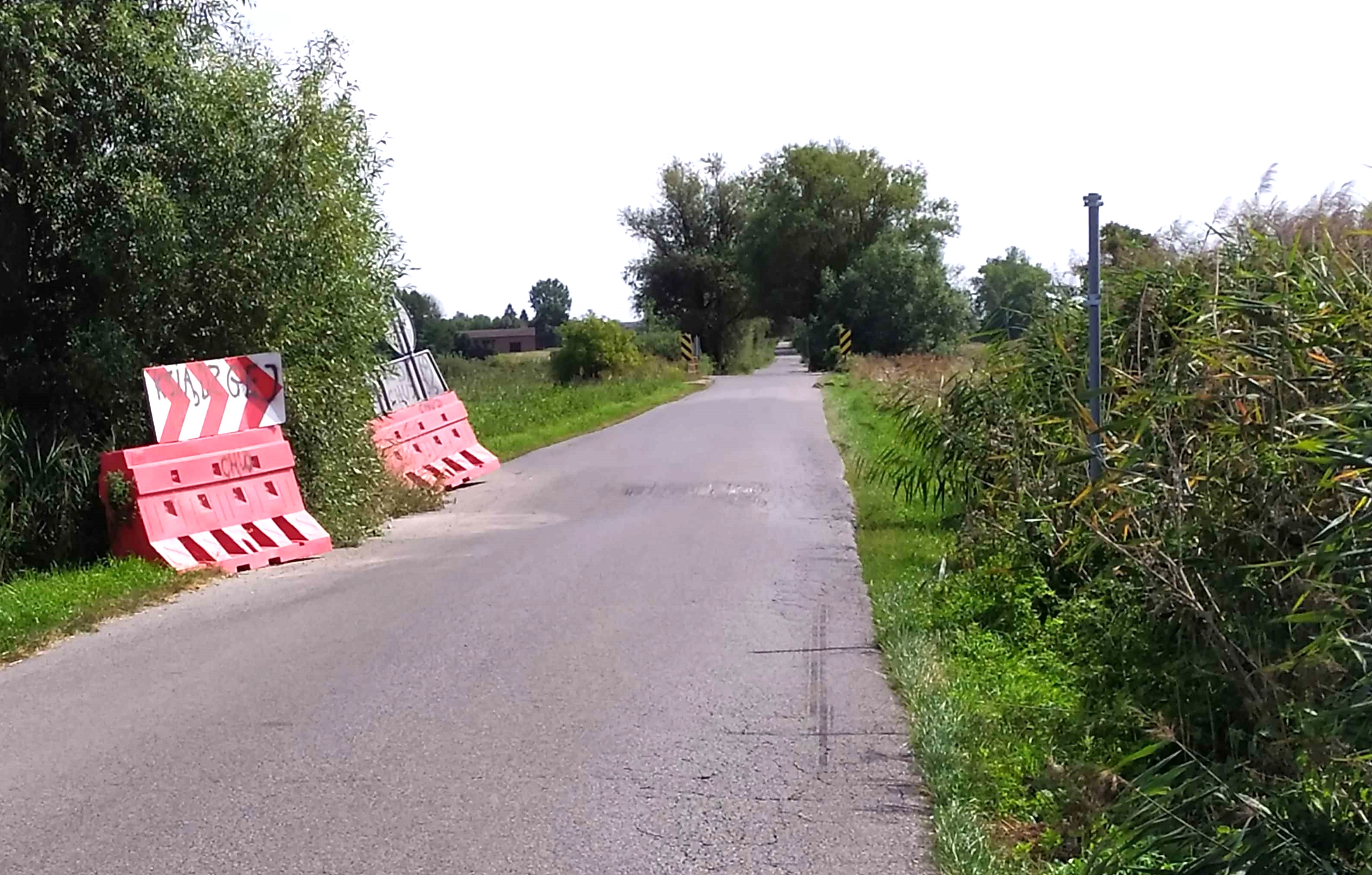 Kierowcy się zdenerwowali i… usunęli z drogi zapory