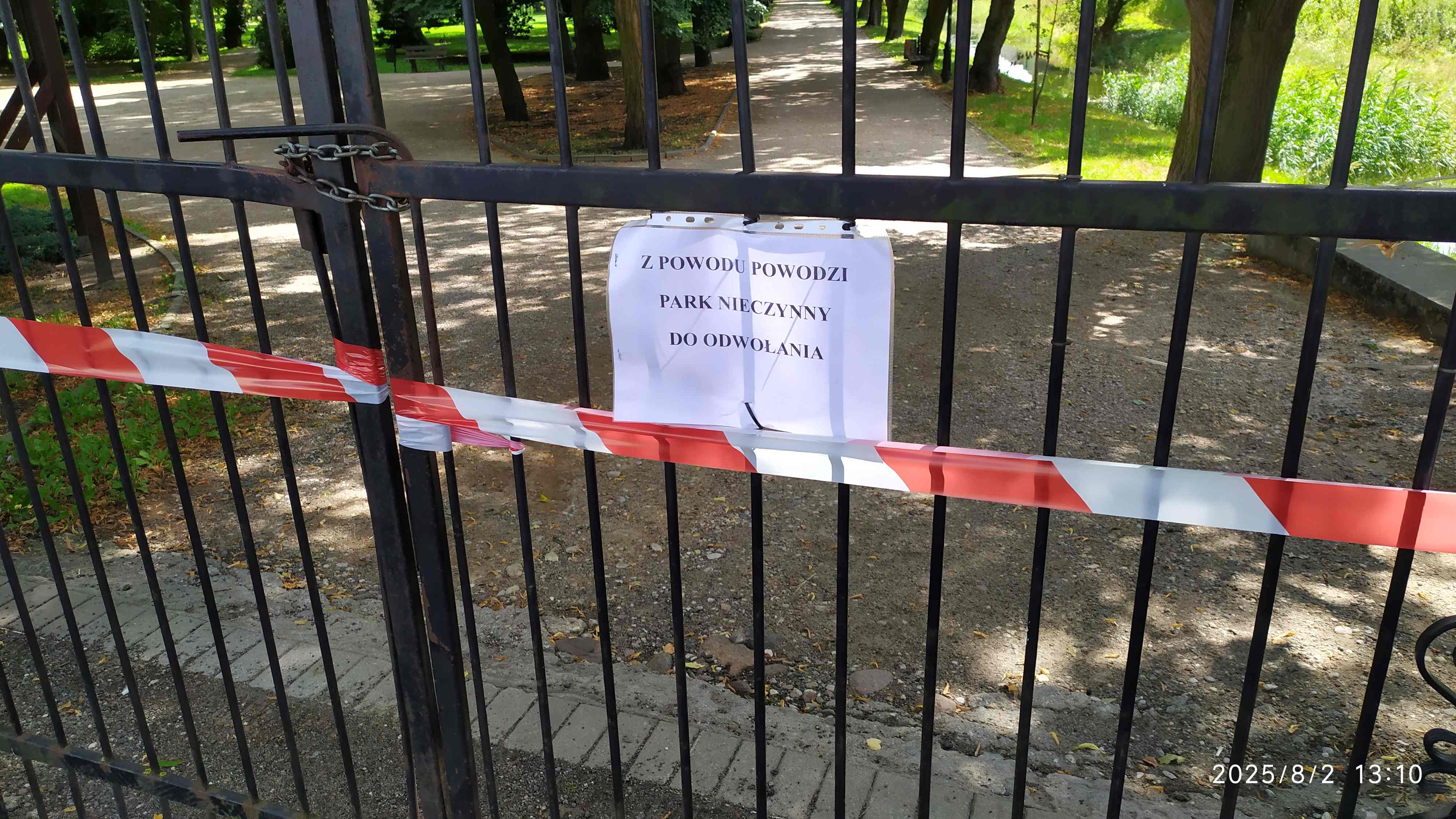 Park w Łęczycy znalazł się pod wodą!