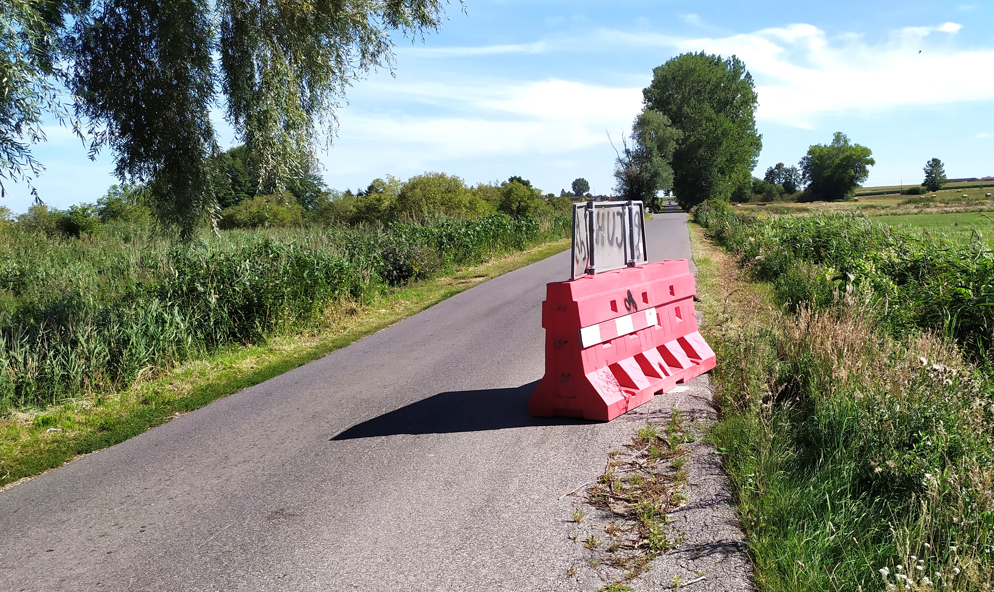 Nieprawdopodobne! Zapory na drodze stoją od pół roku!