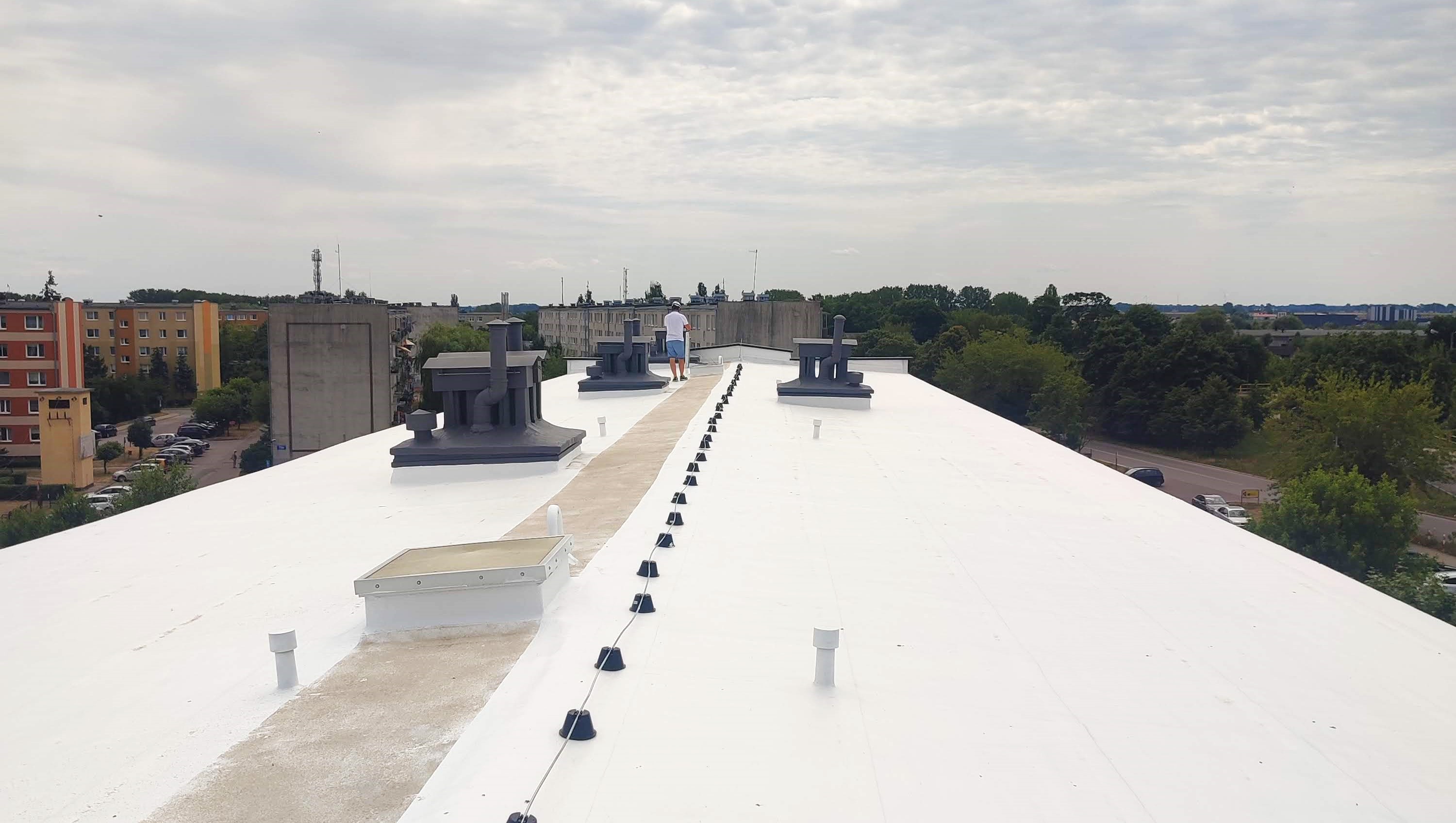 Dach bloku malują na biało! Ale jak to? Mieszkańcy robią zdjęcia