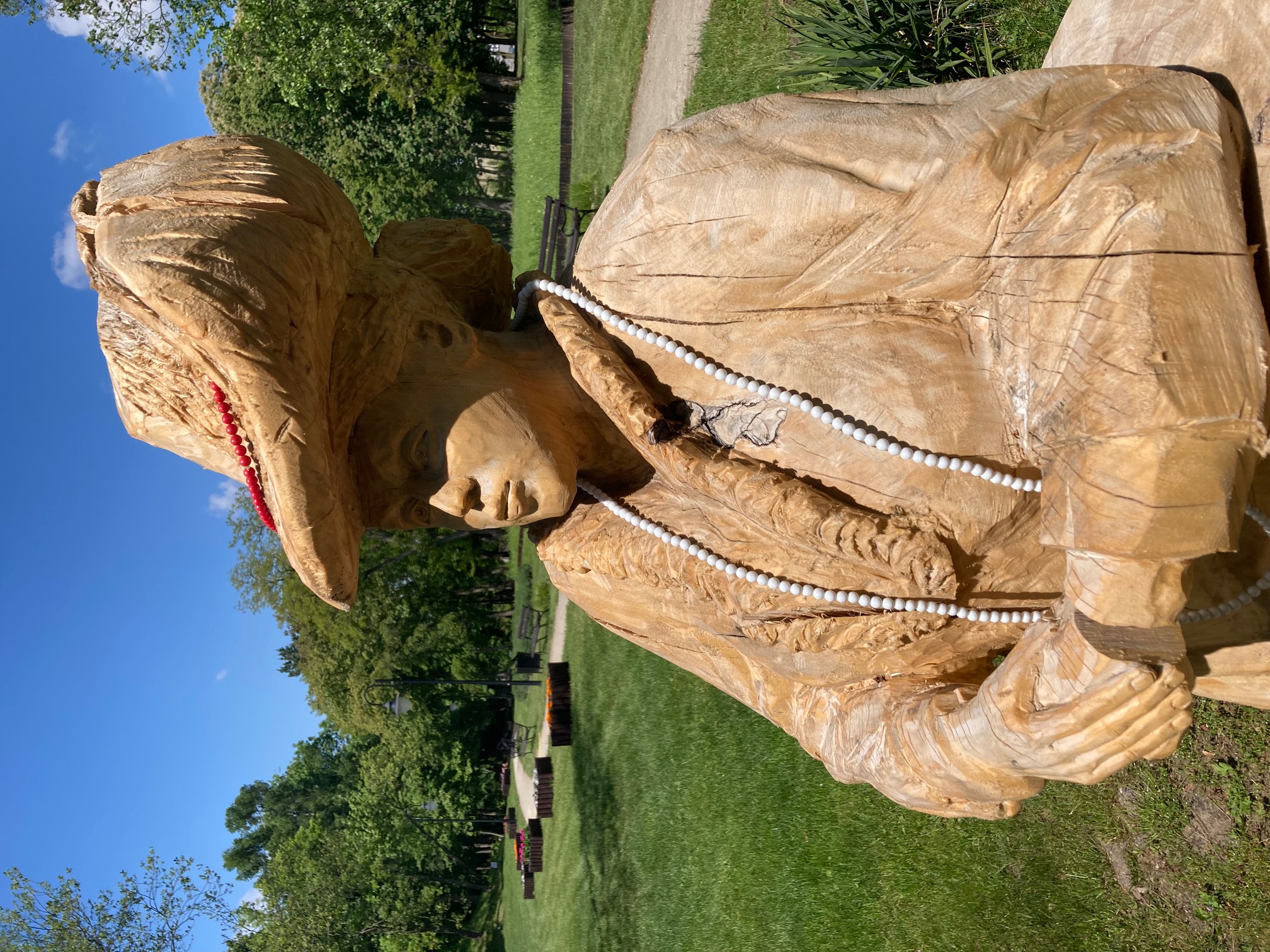 Rzeźby z perłami w Poddębicach. To się podoba