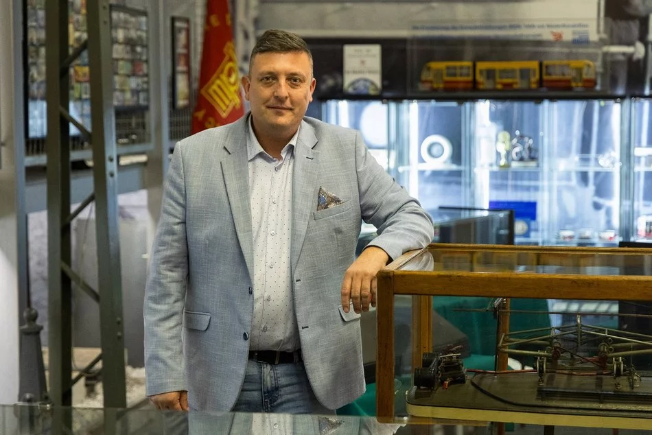 Uratował tramwaj, który robił za… altankę