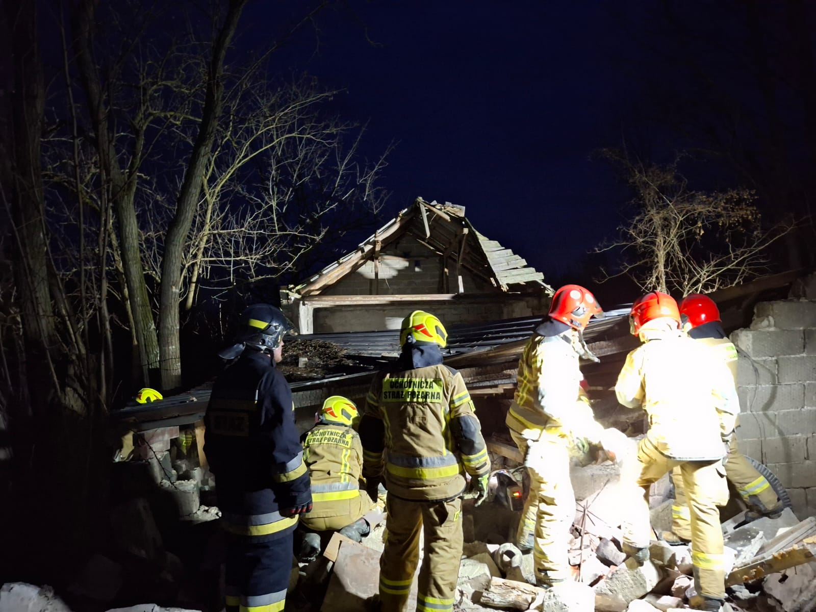 Runął budynek! Czy w zgliszczach jest człowiek?