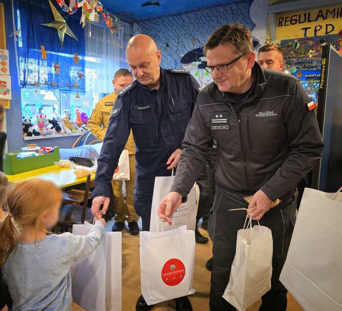 Świąteczne paczki dla podopiecznych Domów Dziecka i TPD