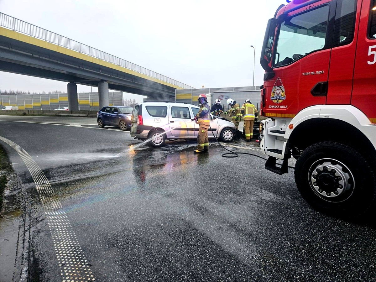 Uratowali kierowcę z płonącego auta!
