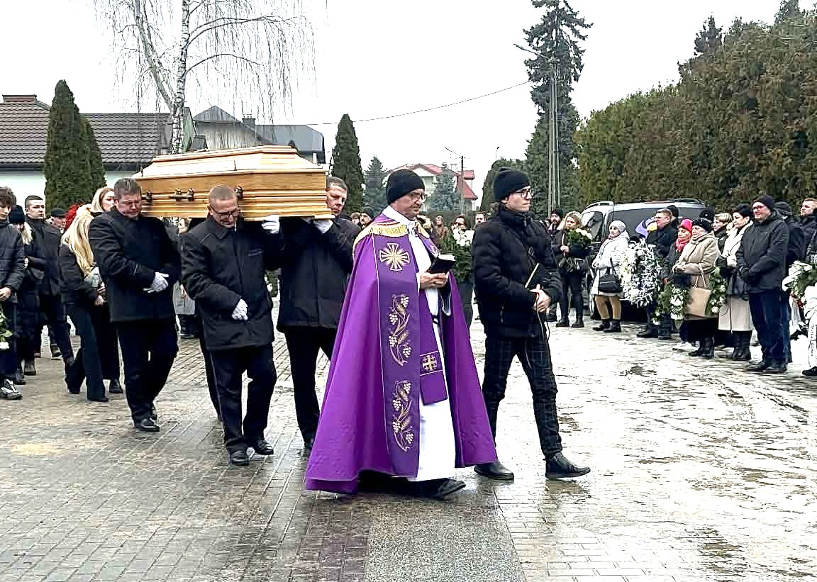 W Łęczycy uroczystość pogrzebowa Roberta Wolskiego. Na cmentarz przyszły tłumy