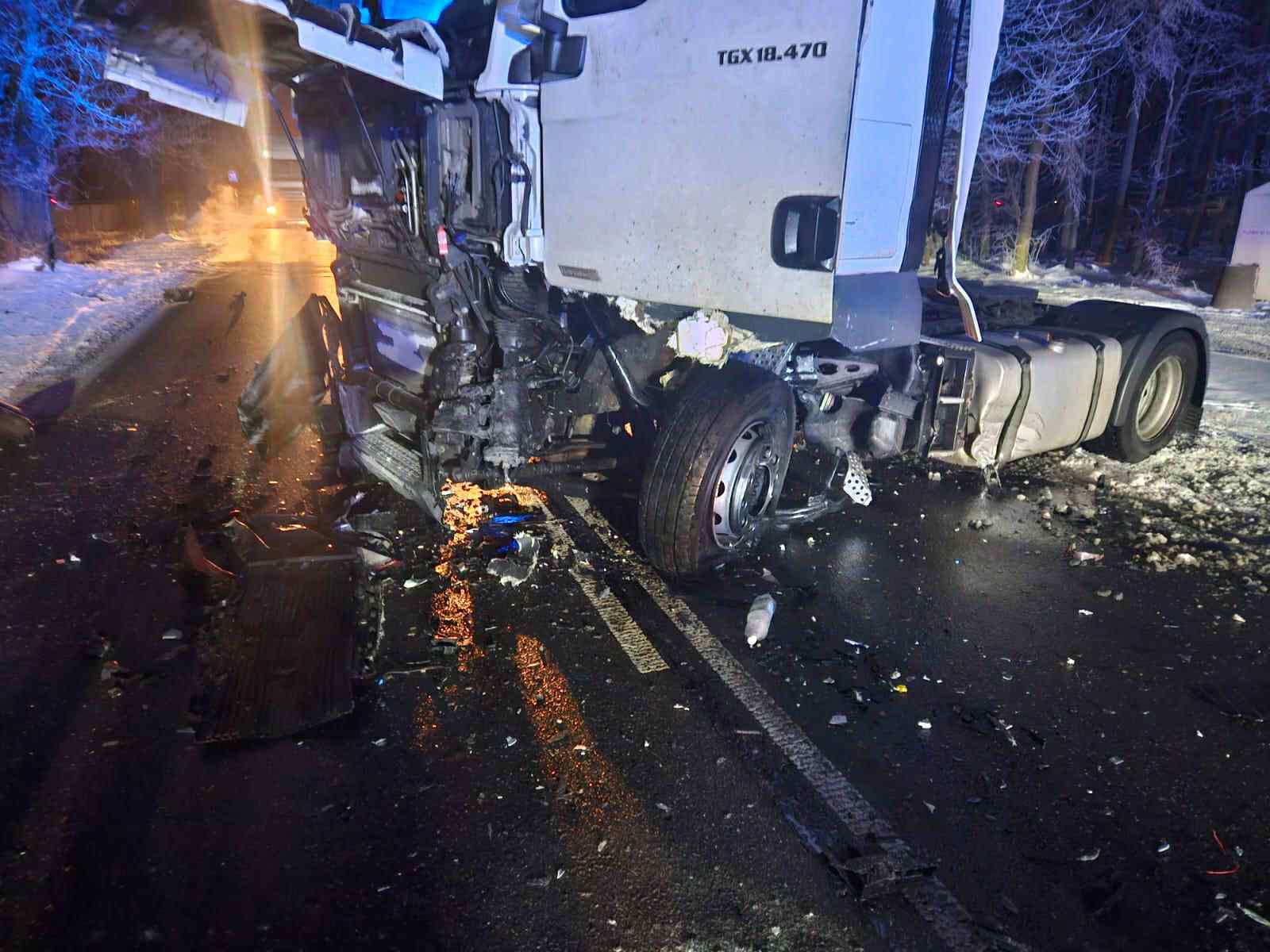 Koszmarny wypadek! Nie żyje kierowca zmiażdżonej osobówki!