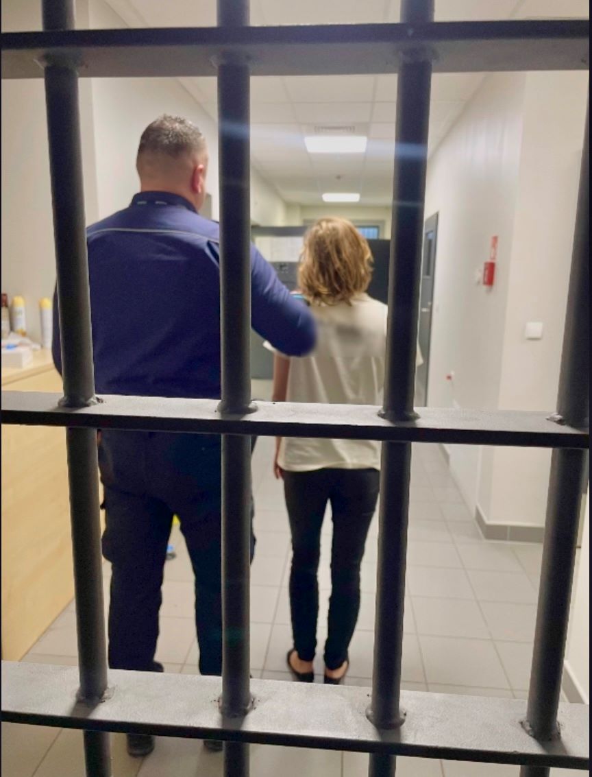 Jak w sensacyjnym filmie! Policyjny pościg i narkotyki lecące przez okno!