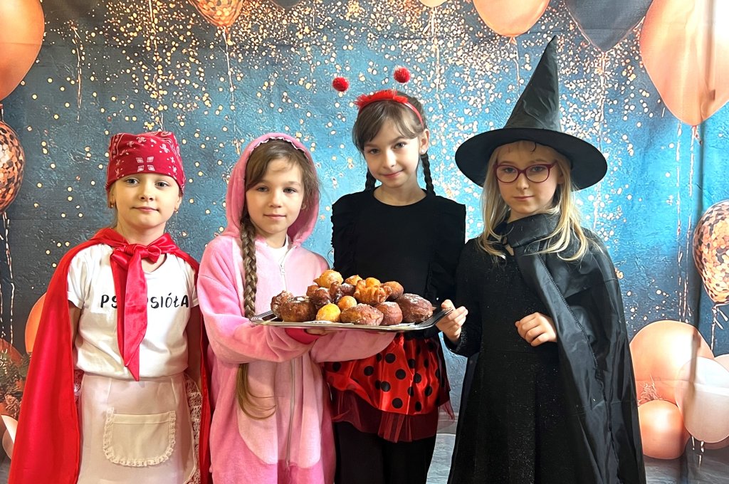 Gospodynie uczyły dzieci, jak robić faworki