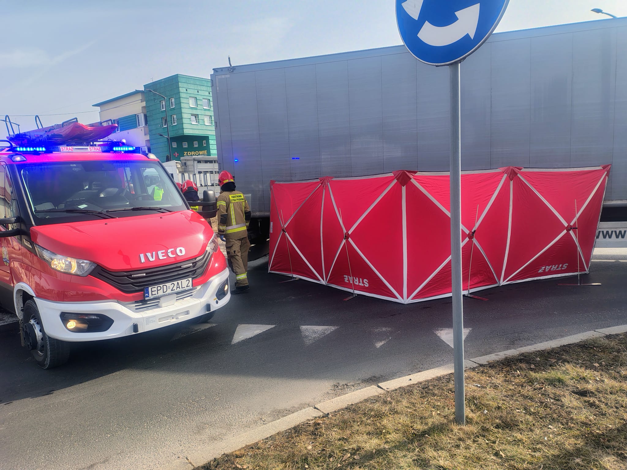 Koszmarny wypadek w centrum Poddębic! Pieszy pod kołami ciężarówki! Mężczyzna nie przeżył…