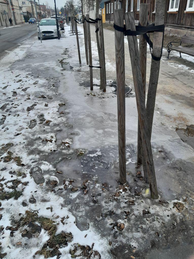 Niebezpiecznie na Listopadowej w Ozorkowie. Mieszkańcy proszą o interwencję