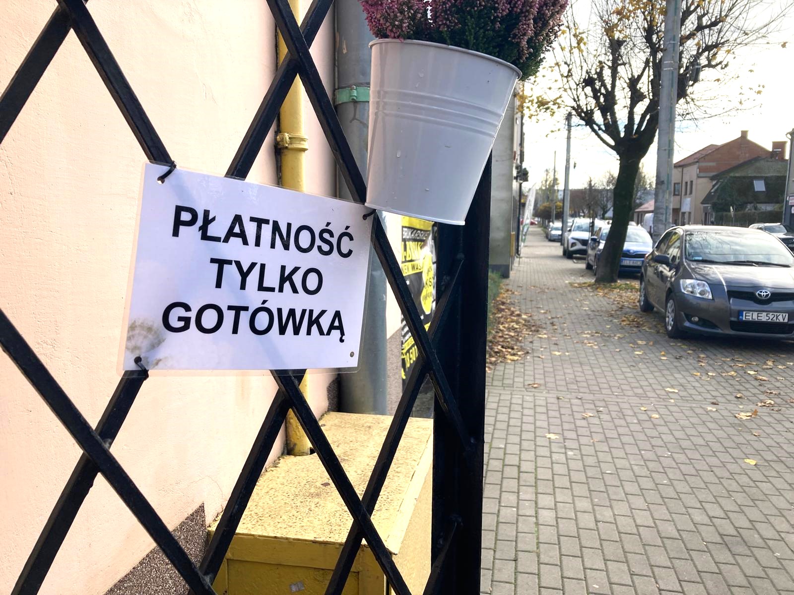 Dlaczego nie można płacić kartą? – pyta Łęczycanin. Takich sklepów w mieście wcale nie jest tak mało…