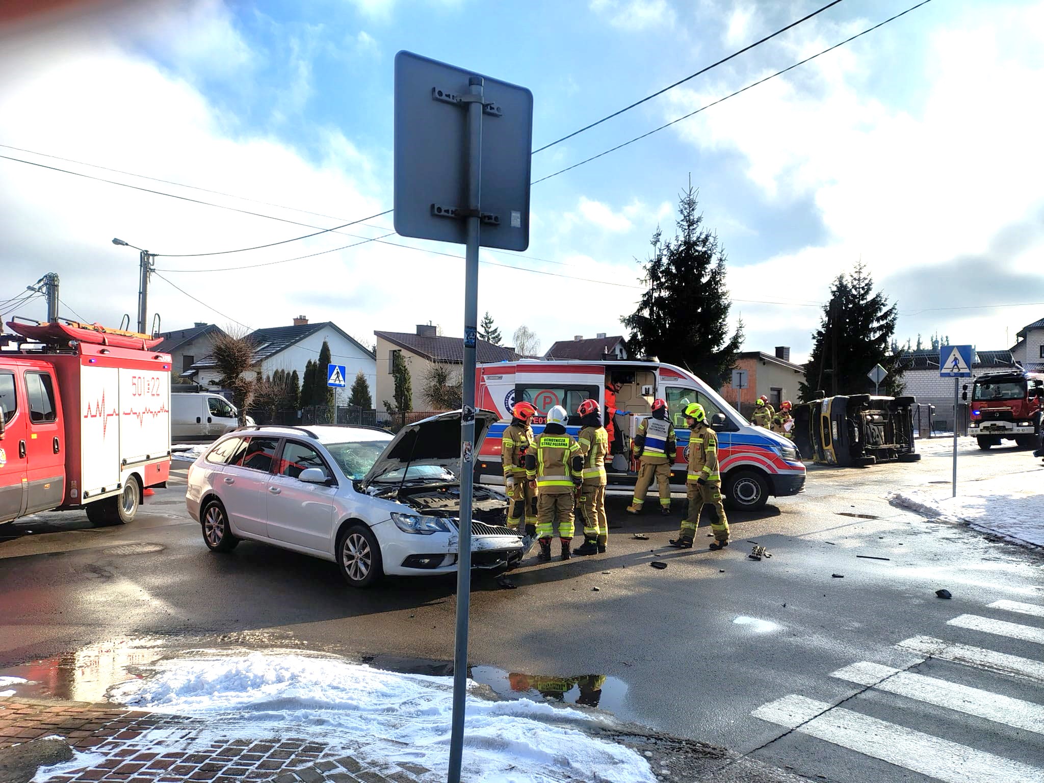 Duże bum na skrzyżowaniu w Poddębicach! Bus przewrócił się na bok!