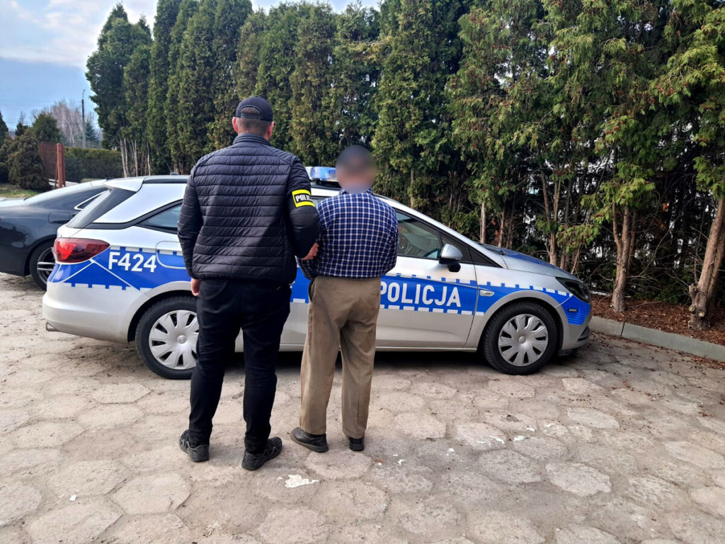 76-latek w lesie rozkładał stalowe pętle z drutu! (wideo)