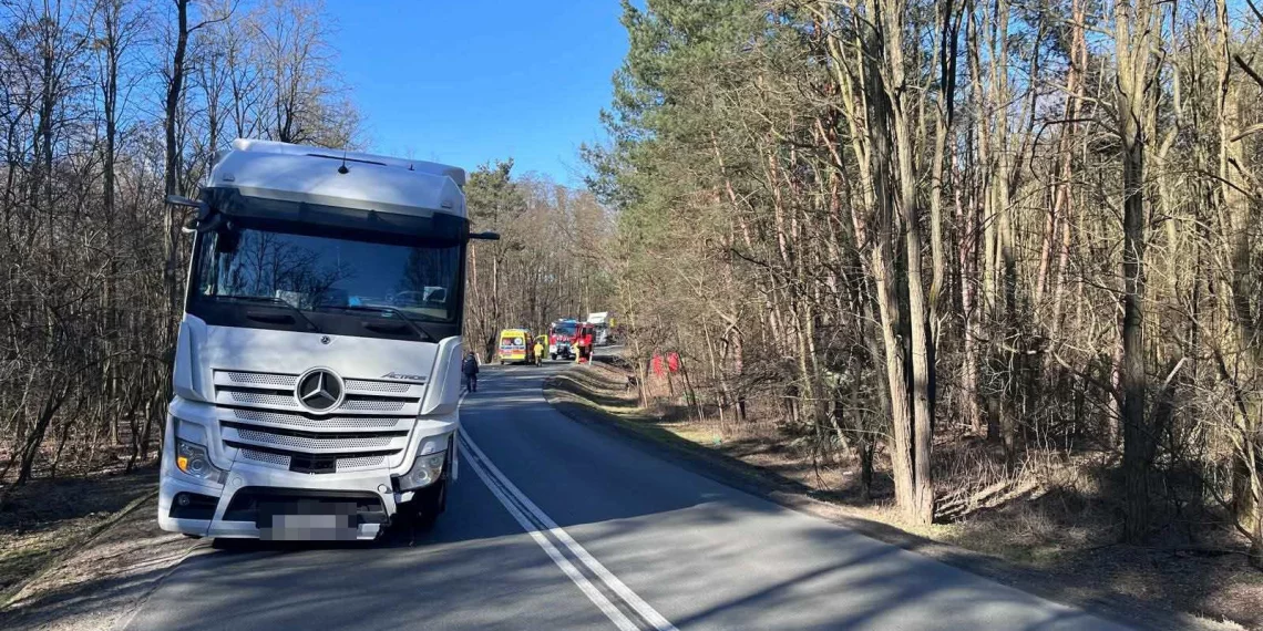 Motocyklista zderzył się czołowo z ciężarówką. Nie przeżył
