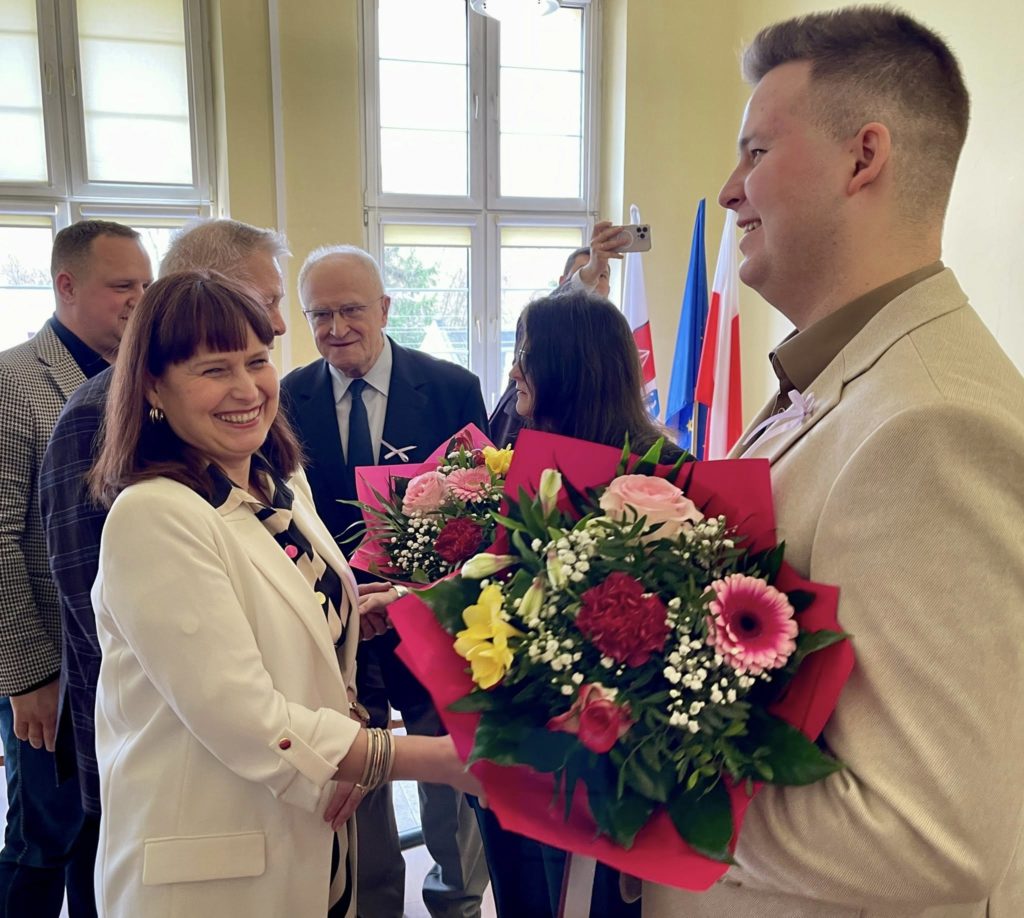 Samorządowcy uhonorowali pisarkę, społecznika i saksofonistę