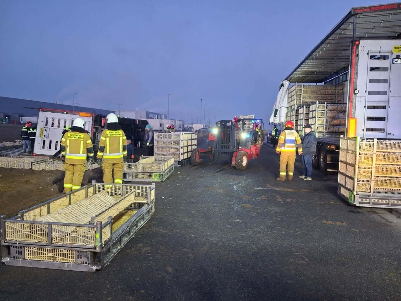 Tir z kurczakami przewrócił się pod Łęczycą!