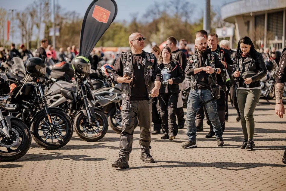 Motocykliści opanowali Łódź! Otwarcie sezonu pod Atlas Areną i parada przez miasto