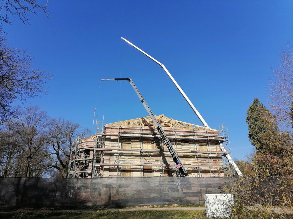 W Zadzimiu remont pałacu idzie pełną parą!