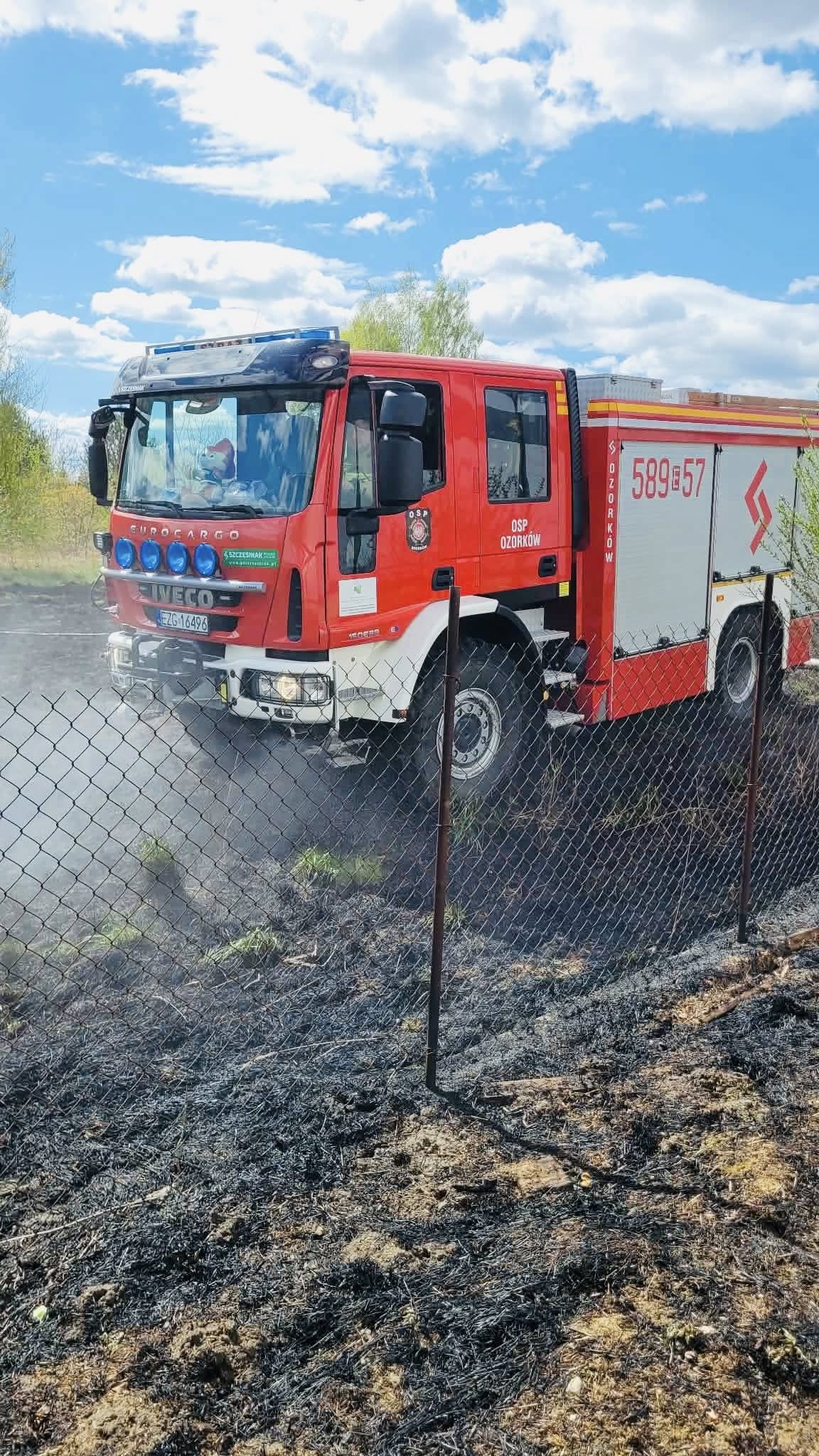 Ogień przy Łęczyckiej. Płomienie blisko budynków produkcyjnych!