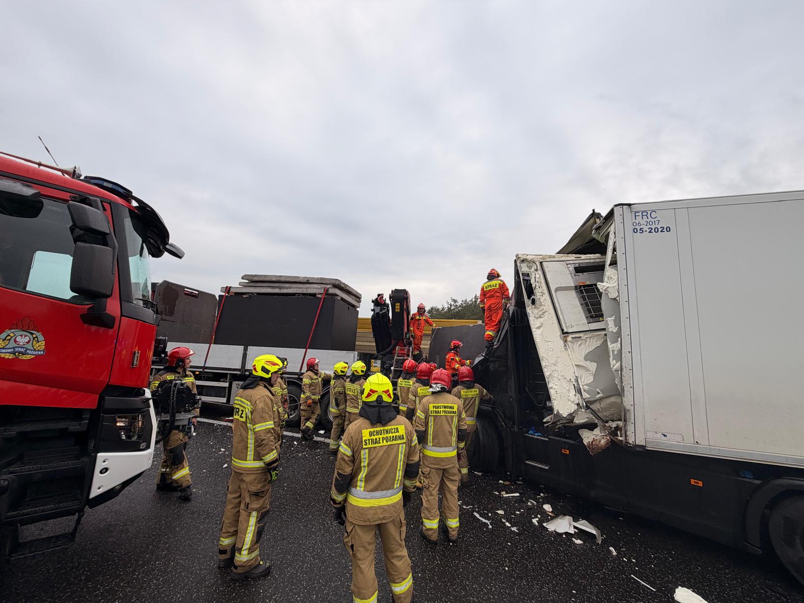 Koszmar na autostradzie! Człowiek przygnieciony do barier… nie przeżył