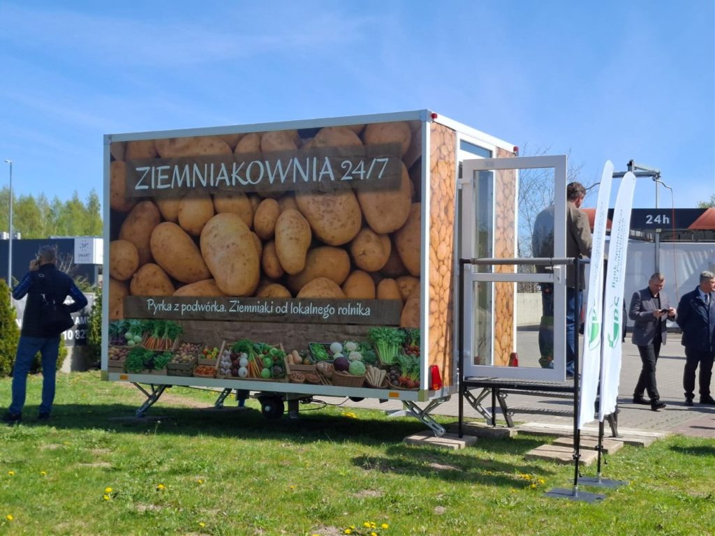 Rolnicza innowacja przy Pogodnej w Poddębicach. Ziemniaki prosto z automatu!