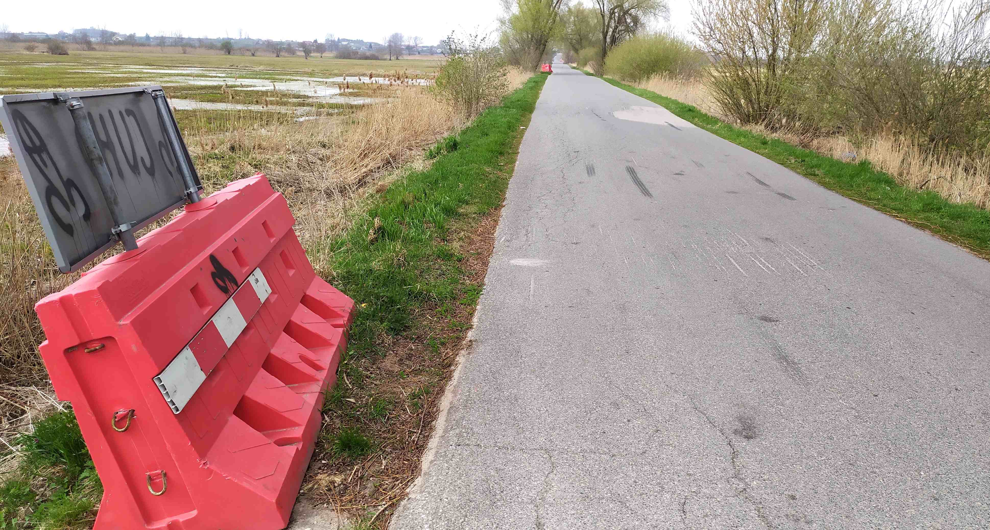 Problem powraca. Barierki stoją, kierowcy się denerwują!
