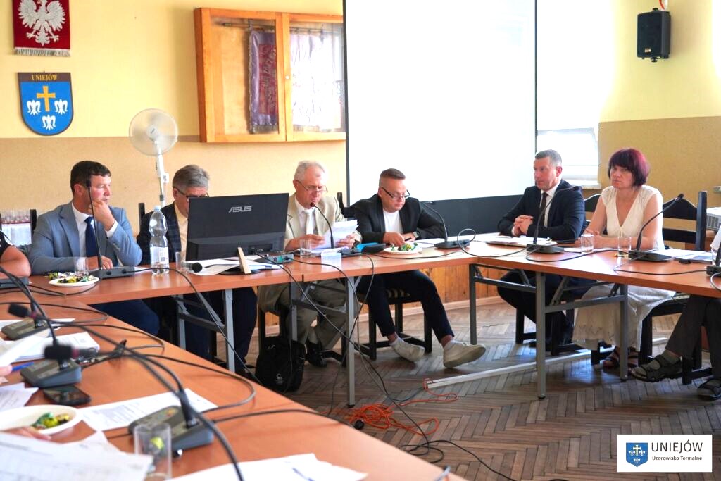 Burmistrz Uniejowa z jednogłośnym absolutorium i wotum zaufania za 2025 rok