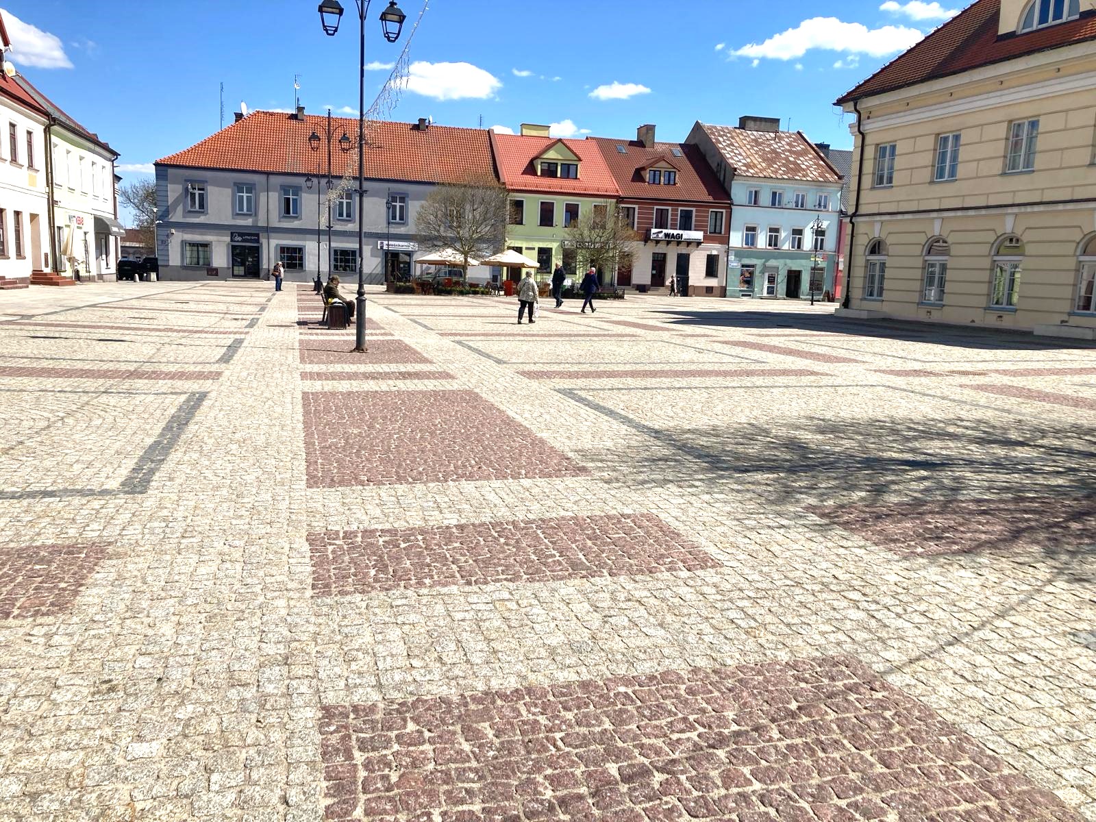 Pod okiem kamer, na starówce w Łęczycy, kradną i dewastują ławki!