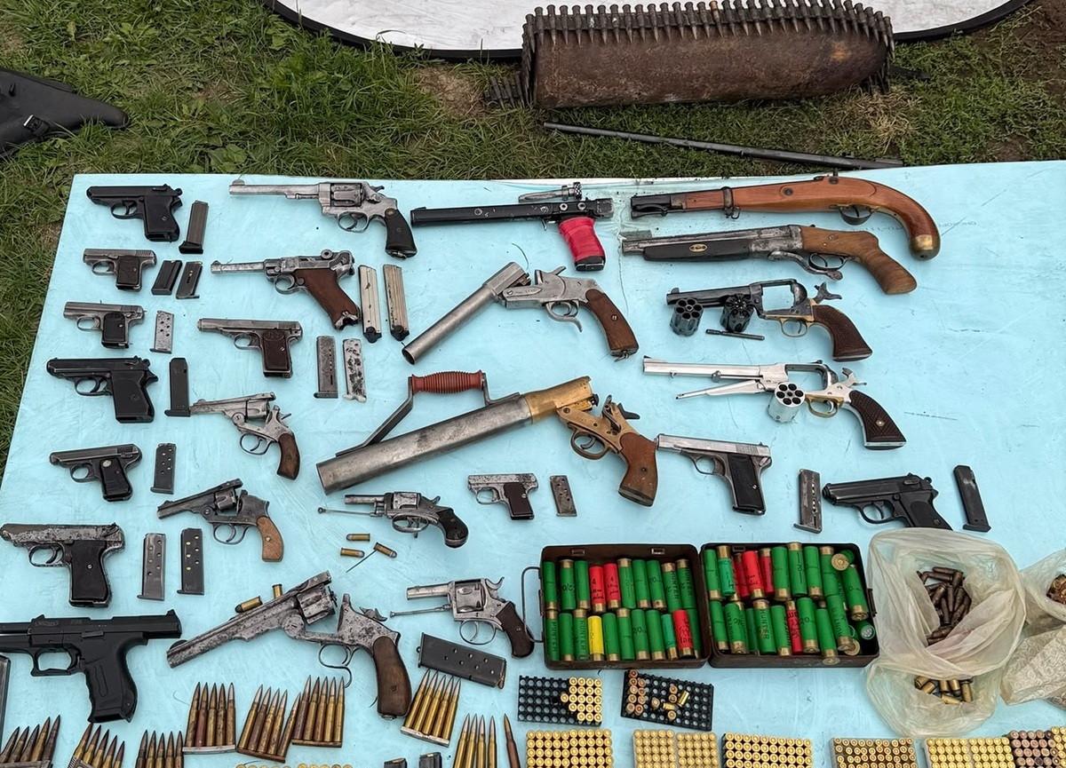 Broń, amunicja i narkotyki! Policja zatrzymał braci i ich ojca