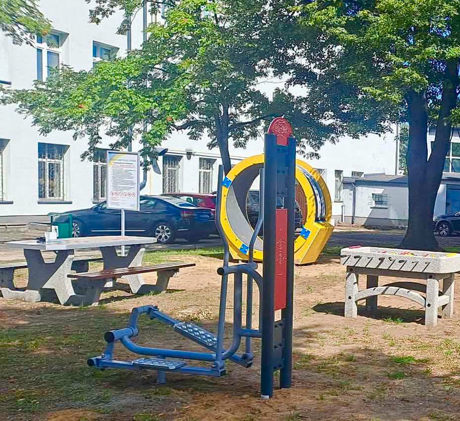 Sensoryczna ścieżka, ławeczka na sprężynach, tor przeszkód…