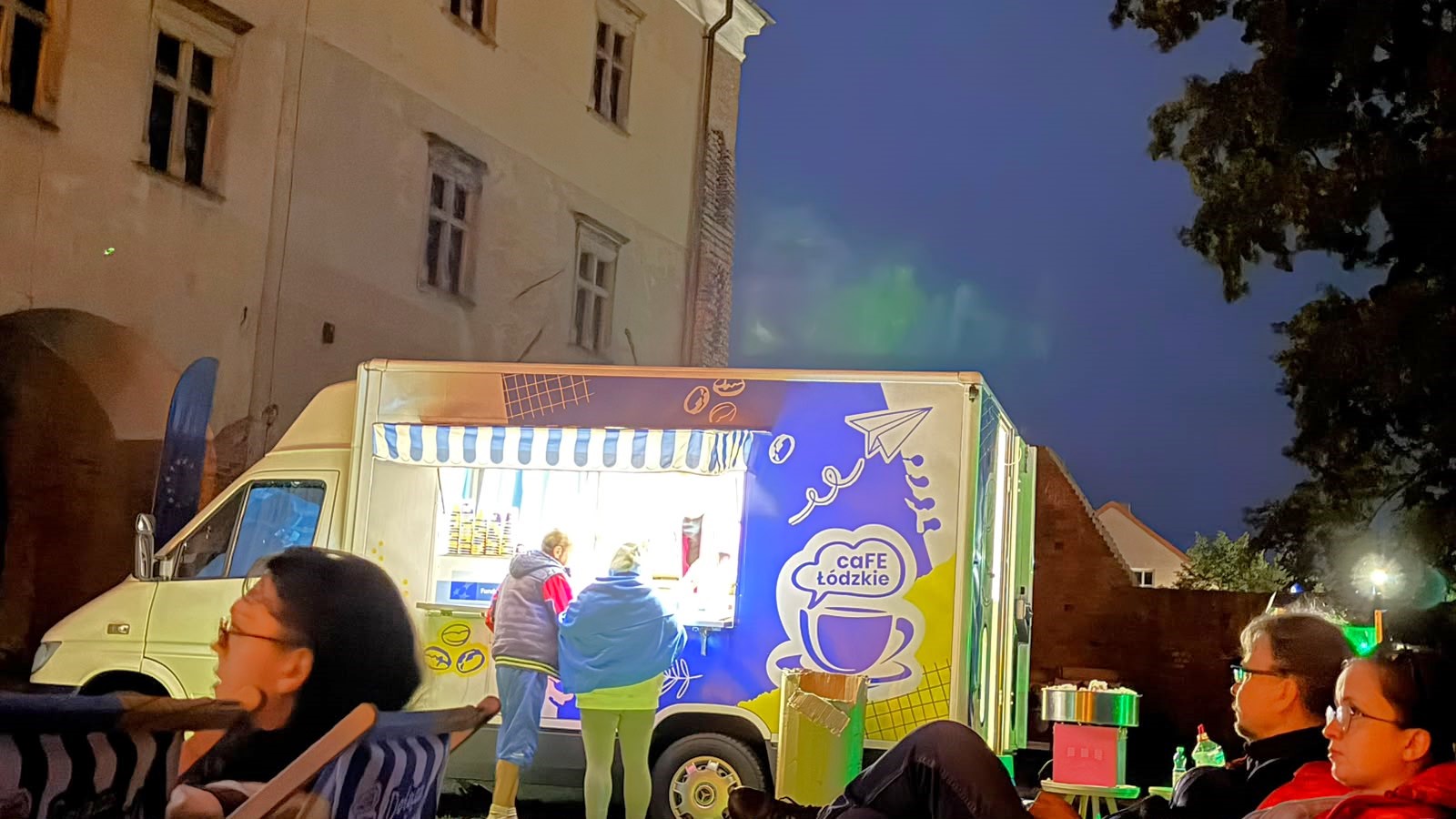„Pojedynek” na leżakach… czyli letni seans na zamkowym dziedzińcu