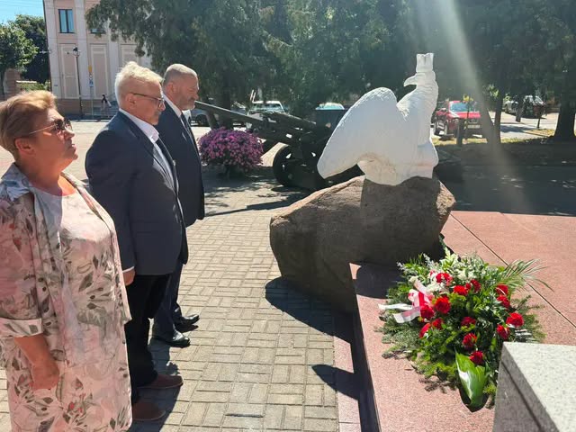 Kwiaty od władz Łęczycy na grobach żołnierzy i pod Pomnikiem Bohaterów Walk nad Bzurą