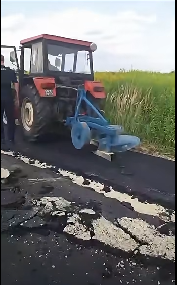 Rolnik zaorał… asfaltową drogę!