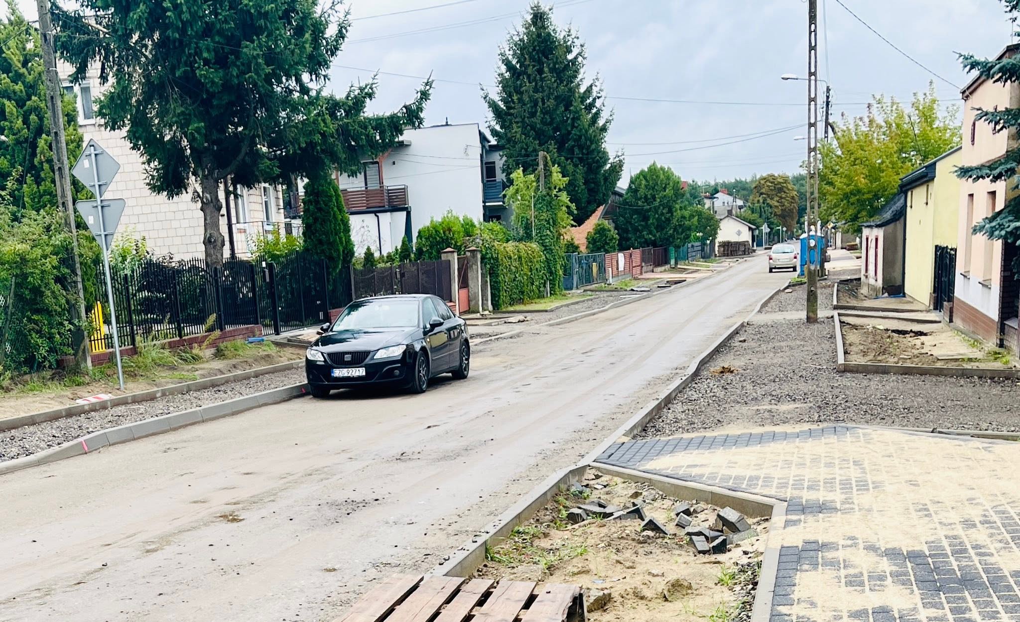 Na remontowanych drogach wylewany jest asfalt
