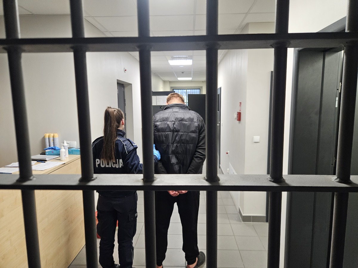 groził